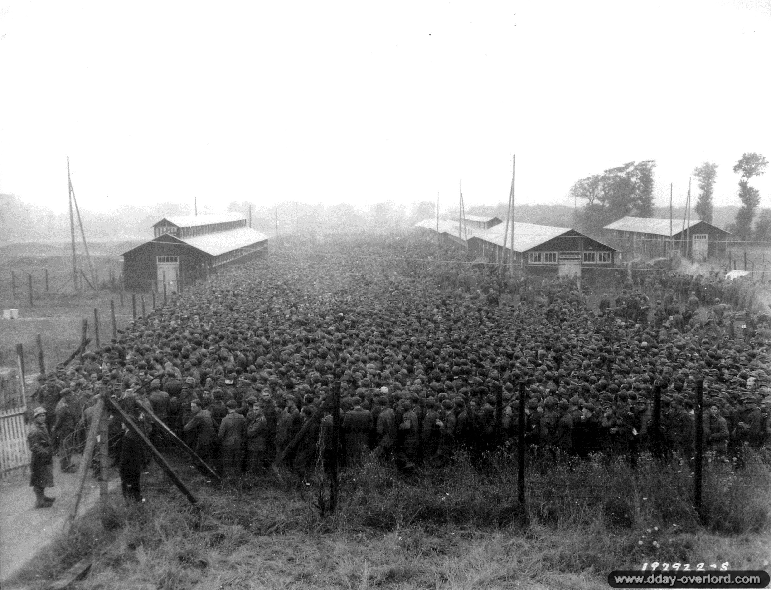 Куда немцы загнали пленных переночевать. Лагеря для военнопленных в Германии. Заключенные лагерь военнопленных в Германии. Лагерь военнопленных в Германии вторая мировая. Лагерь для военнопленных 1944.