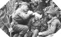 Image : Soldats Allemands soignés par des Britanniques de la 50ème Division d'Infanterie le 14 juin 1944