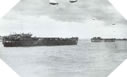 Image : Sur cette photographie il est possible de distinguer les ballons captifs visant à protéger les navires Alliés