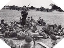 Image : Avant le Jour J, Bill Millin joue de la cornemuse pour ces camarades en Angleterre