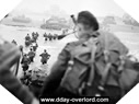 Image : Bill Millin débarque sur Sword Beach avec sa cornemuse. Au deuxième plan, seul à droite de la colonne : Lord Lovat