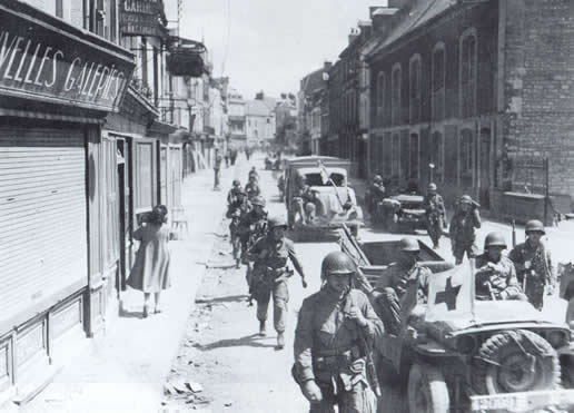 6 juin 44 Carentan_rue_houlgate_101st_airborne_soldats-1