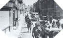 Image : Soldats de la 101st Airborne Division dans la rue Holgate à Carentan