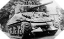 Image : Un char Sherman doté du dispositif de coupe "Rhinocéros" vacilitant le franchissement des haies