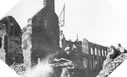 Image : Un char Sherman s'engouffre dans les ruines de la ville de Périers le 27 juillet 1944