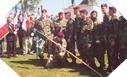 Image : Les paras US posent devant Iron Mike à Sainte Mere Eglise (8 juin 2003)