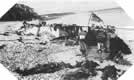 Image : Corps et épaves sur la plage de Dieppe après le déroulement de l'Opération Jubilee