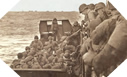 Image : Ces soldats Américains rejoignent la barge qui va les mener au rivage Normand