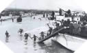 Image : Débarquement des soldats Canadiens devant la localité de Bernières-sur-Mer