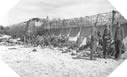 Image : Prisonniers Allemands gardés devant leurs fortifications