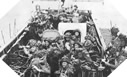 Image : Péniche de débarquement contenant des soldats Canadiens avec leurs bicyclettes