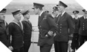 Image : Lord Mountbatten passe en revue les militaires ayant participé au raid de Bruneval