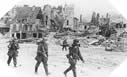 Image : Soldats Allemands (16e <em>Luftwaffe</em>n-Felddivision) armés de mitrailleuses MG sur la Place Courtonne à Caen