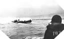 Image : Barge en feu devant la plage d'Omaha, touchée de plein fouet par un obus Allemand