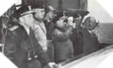 Image : Omar Bradley (lunettes), commandant les forces Américaines, observe l'évolution des combats sur Omaha