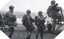 Image : Les parachutistes américains embarquent, lourdement chargés, à bord des Dakota C-47