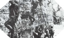 Image : Escalade de la falaise par les Rangers à l'aide de cordes et d'échelles