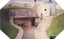 Image : L'entrée du poste d'observation et de tir H636a de la batterie allemande de la Pointe du Hoc