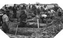 Image : Prisonniers Allemands enterrant les tués Américains près de Saint-Laurent-sur-Mer