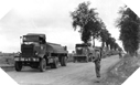 Image : Un camion Federal américain emprunte la Red Ball Express sous la surveillance d'un MP