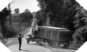 Image : La police militaire dirige un convoi sur la Red Ball Express en Normandie