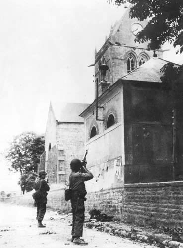 6 juin 44 Sainte_mere_eglise_patrouille-1