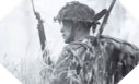 Image : Un soldat Britannique patrouille, baïonnette au canon