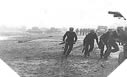 Image : Soldats britanniques se mettant à l'abri des tirs Allemands sur la plage