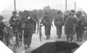Image : Soldats Britanniques équipés de bicyclettes pliables afin de se rendre plus rapidement vers leur objectif : Caen