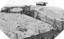 Images : Réseau de tranchées menant au bunker de combat au-dessus de la plage