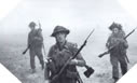 Image : Soldats du 6e Royal Scot Fusiliers attaquent avec des fumigènes le 26 juin