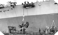 Image : Chargement d'une Jeep à bord d'un LCM depuis l'USS Joseph T. Dickman en juin 1944 