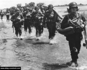 L'infanterie progresse à travers les Causeways inondés par les marais. Photo : US National Archives