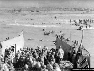 Débarquement de l'infanterie depuis un LCT sur Utah Beach. Photo : US National Archives
