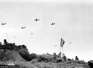 Les planeurs Horsa survolent la plage d'Utah, probablement en soirée du 6 juin (mission Elmira ou Keokuk). Photo : US National Archives