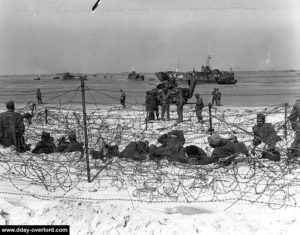 Les prisonniers allemands sont gardés sur la plage. Photo : US National Archives