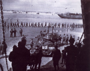 Transfert des prisonniers à bord des navires alliés. Photo : US National Archives