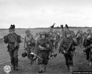 Un soldat, un radio, un mitrailleur, un médecin et un infirmier. Photo : US National Archives