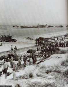 Débarquement sur le secteur Red Beach. Photo : US National Archives