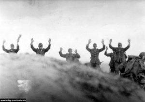 Les premiers Allemands se rendent. Photo : US National Archives