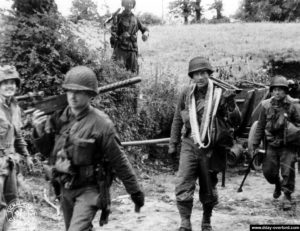 Une section de mitrailleurs de la 4ème D.I. à l'intérieur des terres. Photo : US National Archives