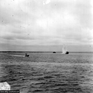 Les Allemands ripostent et prennent pour cibles des LST. Photo : US National Archives