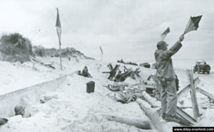 Un transmetteur du 2nd Naval Beach Battalion guide les bâtiments de la Navy. Photo : US National Archives