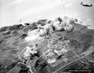 Des B-26 Marauder attaquent la batterie d’Auderville. Photo : US National Archives