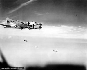 6 juin 1944 : un B-17 G Forteresse Volante appartenant au 452nd Bombardment Group (H), 45th Combat Bombardment Wing, 3rd Bombardment Division largue ses bombes dans le secteur de Caen. Photo : US National Archives