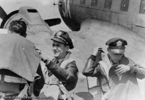 Des pilotes et membres d’équipage d’un Dakota C-47 se préparent avant leur mission. Photo : US National Archives
