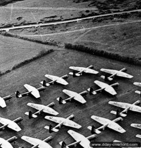 Au nord-ouest de l’aérodrome RAF Broadwell, des planeurs Airspeed Horsa sont au parking en attendant le Jour J. Photo : US National Archives