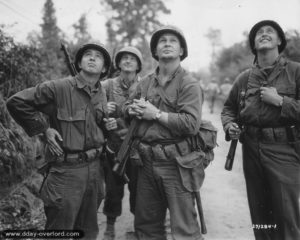 Ces fantassins du 3ème bataillon du 8ème régiment de la 4ème division d’infanterie à hauteur d’Amigny le 25 juillet 1944, à l’ouest de Saint-Lô, observent les vagues successives de bombardiers alliés engagés dans le cadre de l’opération Cobra. Photo : US National Archives