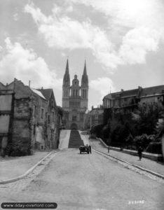 La cathédrale Saint-Maurice vue depuis la rue du Maine à Angers. Photo : US National Archives