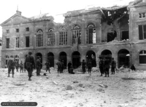 20 août 1944 : le maire d’Argentan Yves Sylvestre et le colonel Harry D. Mac Hugh commandant le 318ème régiment de la 80ème division d’infanterie devant la mairie en ruines. Photo : US National Archives